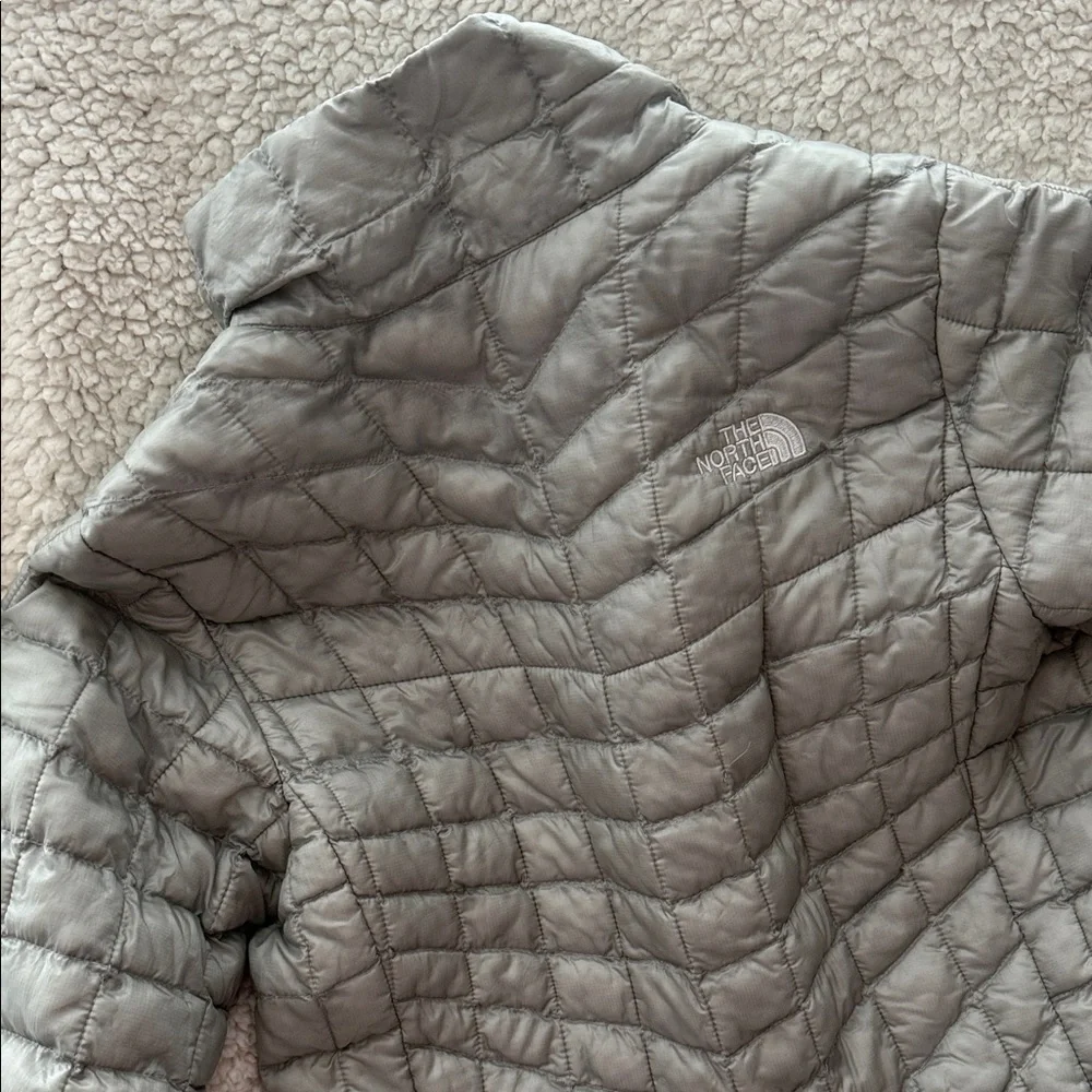 The North Face Women's Light Gray Puffer Jacket - Picture 3 of 3